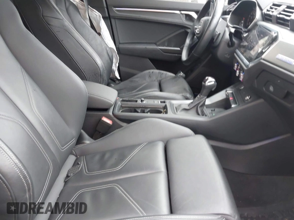 2024 Audi Q3 S line Premium Plus z VIN WA1EECF32R1043458, wystawiony jako IAAI lot #41965598 z przebiegiem 21 524 mil mil oraz . Historia ofert i sprzedaży dostępna na DreamBid. Obrazek 5.