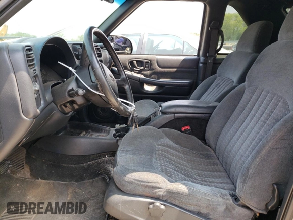 2000 Chevrolet Blazer LS z VIN 1GNCT18W3YK175871, wystawiony jako Copart lot #58230204 z przebiegiem Nie podano mil oraz Nie do naprawy • Non repairable. Historia ofert i sprzedaży dostępna na DreamBid. Obrazek 7.