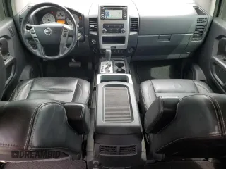2015 Nissan Titan SV z VIN 1N6AA0EC5FN513631, wystawiony jako Copart lot #61260425 z przebiegiem 160 408 mil mil oraz Szkoda całkowita • Salvage title. Historia ofert i sprzedaży dostępna na DreamBid. Obrazek 8.
