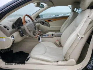 2005 Mercedes-Benz SL 500 z VIN WDBSK75FX5F101381, wystawiony jako Copart lot #57725655 z przebiegiem 45 705 mil mil oraz Szkoda całkowita • Salvage title. Historia ofert i sprzedaży dostępna na DreamBid. Obrazek 7.
