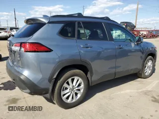 2023 Toyota Corolla Cross LE z VIN 7MUBAABG8PV045934, wystawiony jako Copart lot #52174075 z przebiegiem 11 378 mil mil oraz Szkody całkowita. Historia ofert i sprzedaży dostępna na DreamBid. Obrazek 3.