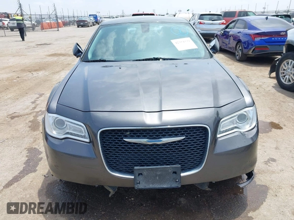 2017 Chrysler 300 Limited z VIN 2C3CCAAG9HH538701, wystawiony jako IAAI lot #42354339 z przebiegiem 153 985 mil mil oraz . Historia ofert i sprzedaży dostępna na DreamBid. Obrazek 6.