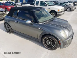 2005 MINI Convertible S z VIN WMWRH33475TF81146, wystawiony jako Copart lot #58586245 z przebiegiem Nie podano mil oraz Szkoda całkowita • Salvage title. Historia ofert i sprzedaży dostępna na DreamBid. Obrazek 4.
