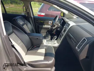 2008 Lincoln MKX z VIN 2LMDU88C28BJ18533, wystawiony jako IAAI lot #42273562 z przebiegiem 154 752 mil mil oraz . Historia ofert i sprzedaży dostępna na DreamBid. Obrazek 5.