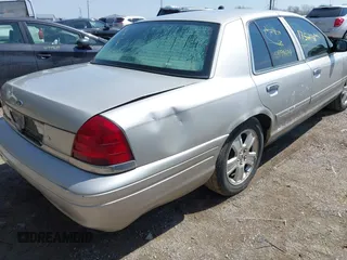2008 Ford Crown Victoria LX z VIN 2FAFP74V78X175272, wystawiony jako IAAI lot #41998694 z przebiegiem Nie podano mil oraz . Historia ofert i sprzedaży dostępna na DreamBid. Obrazek 6.