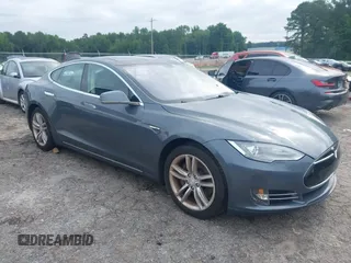 2013 Tesla Model S с VIN 5YJSA1CN4DFP26552, выставлен на аукционе IAAI как лот 42370183 с пробегом Не указан миль и . История ставок и продаж доступна на DreamBid. Изображение 1.