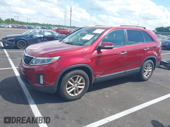 2015 Kia Sorento LX z VIN 5XYKTCA61FG651628, wystawiony jako IAAI lot #42492219 z przebiegiem 111 829 mil mil oraz . Historia ofert i sprzedaży dostępna na DreamBid. Obrazek 2.