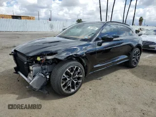 2021 Aston Martin DBX z VIN SCFVUJAW7MTV03341, wystawiony jako Copart lot #71015804 z przebiegiem 12 324 mil mil oraz Szkody całkowita. Historia ofert i sprzedaży dostępna na DreamBid. Obrazek 1.