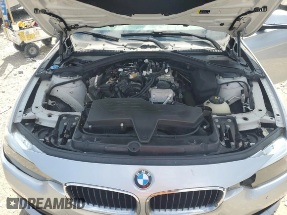 2017 BMW 3 Series 320i z VIN WBA8E1G53HNU13943, wystawiony jako Copart lot #55329055 z przebiegiem 169 493 mil mil oraz Tytuł czysty. Historia ofert i sprzedaży dostępna na DreamBid. Obrazek 11.