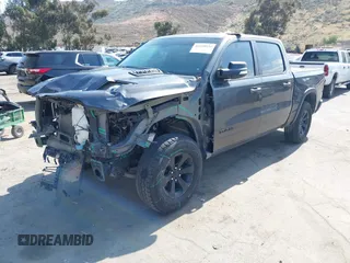 2019 Ram 1500 Rebel z VIN 1C6SRFLT2KN696557, wystawiony jako IAAI lot #42110931 z przebiegiem 81 372 mil mil oraz . Historia ofert i sprzedaży dostępna na DreamBid. Obrazek 20.