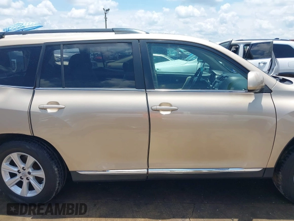 2011 Toyota Highlander z VIN 5TDBK3EH2BS042799, wystawiony jako IAAI lot #39900598 z przebiegiem 232 331 mil mil oraz . Historia ofert i sprzedaży dostępna na DreamBid. Obrazek 14.