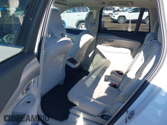 2022 Volvo XC90 Momentum with VIN YV4102PK2N1863761, listed as a IAAI auction lot 41430040 with 29,141 mi miles. Bid and sale history available at carsss.com. Image 8.