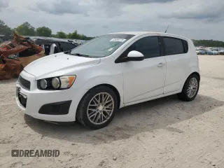 2013 Chevrolet Sonic LS z VIN 1G1JA6SH9D4161803, wystawiony jako Copart lot #53885575 z przebiegiem 159 420 mil mil oraz Czysty tytuł • Clean title. Historia ofert i sprzedaży dostępna na DreamBid. Obrazek 1.