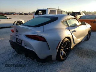 2022 Toyota Supra 3.0 z VIN WZ1DB0C04NW047447, wystawiony jako Copart lot #64258802 z przebiegiem Nie podano mil oraz . Historia ofert i sprzedaży dostępna na DreamBid. Obrazek 4.