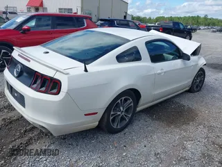 2013 Ford Mustang V6 z VIN 1ZVBP8AM8D5260415, wystawiony jako IAAI lot #40332516 z przebiegiem 200 953 mil mil oraz . Historia ofert i sprzedaży dostępna na DreamBid. Obrazek 4.