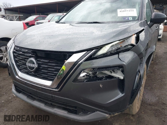 2023 Nissan Rogue S z VIN 5N1BT3AB5PC802677, wystawiony jako IAAI lot #41897255 z przebiegiem 62 794 mil mil oraz . Historia ofert i sprzedaży dostępna na DreamBid. Obrazek 6.