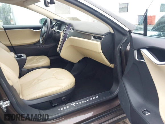 2013 Tesla Model S с VIN 5YJSA1CG0DFP14013, выставлен на аукционе IAAI как лот 42352134 с пробегом 99 996 миль миль и . История ставок и продаж доступна на DreamBid. Изображение 5.