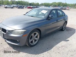 2013 BMW 3 Series 320i xDrive z VIN WBA3C3C5XDF979586, wystawiony jako IAAI lot #42186955 z przebiegiem 153 997 mil mil oraz . Historia ofert i sprzedaży dostępna na DreamBid. Obrazek 2.