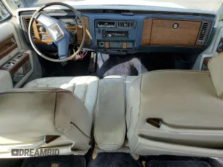 1983 Cadillac Fleetwood z VIN 1G6AB6985D9118799, wystawiony jako Copart lot #49203875 z przebiegiem 5 795 mil mil oraz Nie do naprawy • Non repairable. Historia ofert i sprzedaży dostępna na DreamBid. Obrazek 8.