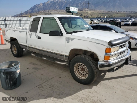 1998 Chevrolet C/K 1500 with VIN 1GCEK19R5WR151461, listed as a Copart auction lot 52817565 with 237,790 mi miles and Clean Title. Bid and sale history available at carsss.com. Image 4.