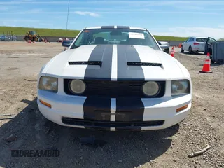 2008 Ford Mustang Deluxe with VIN 1ZVHT80NX85158801, listed as a IAAI auction lot 42015572 with 184,920 mi miles. Bid and sale history available at carsss.com. Image 12.