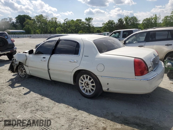 2006 Lincoln Town Car Signature z VIN 1LNHM81W26Y600713, wystawiony jako Copart lot #56341385 z przebiegiem Nie podano mil oraz Szkoda całkowita • Salvage title. Historia ofert i sprzedaży dostępna na DreamBid. Obrazek 2.