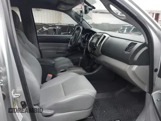 2013 Toyota Tacoma z VIN 3TMLU4EN0DM123507, wystawiony jako IAAI lot #42691592 z przebiegiem 100 894 mil mil oraz . Historia ofert i sprzedaży dostępna na DreamBid. Obrazek 5.