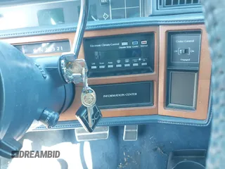 1988 Cadillac Fleetwood z VIN 1G6CB5152J4228237, wystawiony jako IAAI lot #42232983 z przebiegiem Nie podano mil oraz . Historia ofert i sprzedaży dostępna na DreamBid. Obrazek 11.