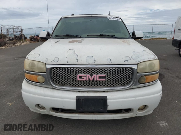 2005 GMC Yukon Denali z VIN 1GKEK63UX5J194771, wystawiony jako Copart lot #53170035 z przebiegiem 175 910 mil mil oraz Czysty tytuł • Clean title. Historia ofert i sprzedaży dostępna na DreamBid. Obrazek 5.