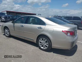 2012 Lexus ES 330 z VIN JTHBK1EG0C2490879, wystawiony jako IAAI lot #42296690 z przebiegiem 104 658 mil mil oraz . Historia ofert i sprzedaży dostępna na DreamBid. Obrazek 3.