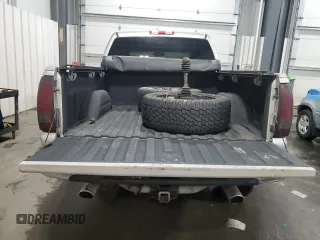 2006 GMC Sierra Denali z VIN 2GTEK63N661185470, wystawiony jako Copart lot #85517684 z przebiegiem 154 457 mil mil oraz Szkoda całkowita • Salvage title. Historia ofert i sprzedaży dostępna na DreamBid. Obrazek 6.