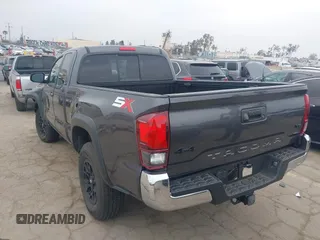 2023 Toyota Tacoma SR z VIN 3TYSZ5AN7PT106205, wystawiony jako IAAI lot #42084290 z przebiegiem 7123 mil mil oraz . Historia ofert i sprzedaży dostępna na DreamBid. Obrazek 3.