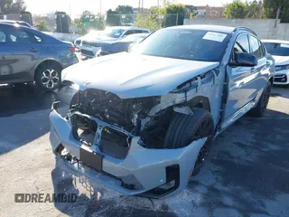 2023 BMW X4 M z VIN 5YM23EC0XP9P23425, wystawiony jako IAAI lot #41147096 z przebiegiem 22 958 mil mil oraz . Historia ofert i sprzedaży dostępna na DreamBid. Obrazek 6.