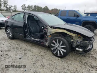 2024 Tesla Model 3 z VIN 5YJ3E1EA5RF748960, wystawiony jako Copart lot #83690834 z przebiegiem 2111 mil mil oraz Szkody całkowita. Historia ofert i sprzedaży dostępna na DreamBid. Obrazek 4.