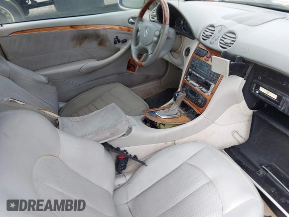 2004 Mercedes-Benz CLK 320 z VIN WDBTK65G54T009988, wystawiony jako IAAI lot #42079933 z przebiegiem Nie podano mil oraz . Historia ofert i sprzedaży dostępna na DreamBid. Obrazek 5.