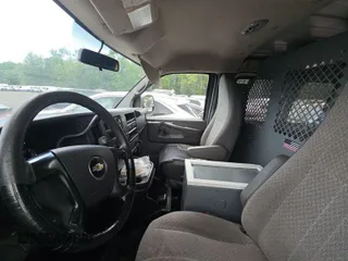 2014 Chevrolet Express Cargo z VIN 1GCSGAFX3E1200712, wystawiony jako IAAI lot #42854205 z przebiegiem 64 421 mil mil oraz . Historia ofert i sprzedaży dostępna na DreamBid. Obrazek 10.