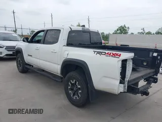 2022 Toyota Tacoma SR z VIN 3TMCZ5AN7NM493268, wystawiony jako IAAI lot #42041593 z przebiegiem 100 589 mil mil oraz . Historia ofert i sprzedaży dostępna na DreamBid. Obrazek 3.
