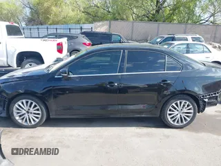 2015 Volkswagen Jetta SE z VIN 3VWD17AJ4FM235602, wystawiony jako IAAI lot #42073616 z przebiegiem 183 291 mil mil oraz . Historia ofert i sprzedaży dostępna na DreamBid. Obrazek 15.