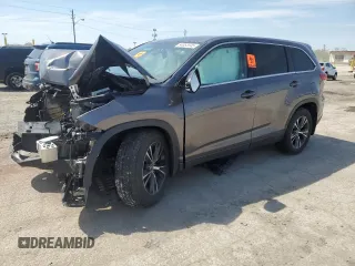 2018 Toyota Highlander LE z VIN 5TDBZRFH1JS913560, wystawiony jako Copart lot #54053845 z przebiegiem Nie podano mil oraz Szkoda całkowita • Salvage title. Historia ofert i sprzedaży dostępna na DreamBid. Obrazek 1.