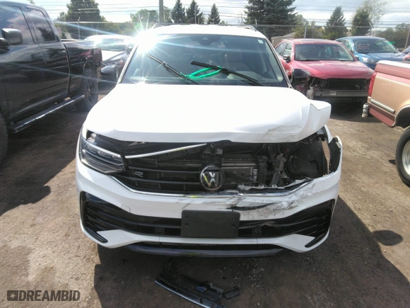 2022 Volkswagen Tiguan SE R-Line Black with VIN 3VVCB7AX0NM029502, listed as a IAAI auction lot 40141730 with 41,362 mi miles. Bid and sale history available at carsss.com. Image 12.