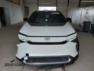 2023 Toyota bZ4X XLE z VIN JTMABACA4PA021222, wystawiony jako Copart lot #50700705 z przebiegiem 14 750 mil mil oraz Szkoda całkowita • Salvage title. Historia ofert i sprzedaży dostępna na DreamBid. Obrazek 5.