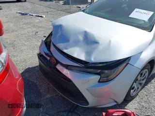 2024 Toyota Corolla LE z VIN 5YFB4MDE1RP102999, wystawiony jako IAAI lot #40562845 z przebiegiem 19 445 mil mil oraz . Historia ofert i sprzedaży dostępna na DreamBid. Obrazek 6.