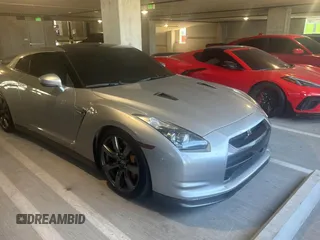 2009 Nissan GT-R Premium z VIN JN1AR54F89M252013, wystawiony jako Copart lot #82469654 z przebiegiem 66 337 mil mil oraz Szkody całkowita. Historia ofert i sprzedaży dostępna na DreamBid. Obrazek 1.