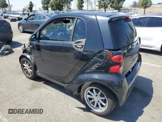 2009 Smart fortwo Pure z VIN WMEEJ31X79K272757, wystawiony jako Copart lot #54772585 z przebiegiem 100 977 mil mil oraz Szkody całkowita. Historia ofert i sprzedaży dostępna na DreamBid. Obrazek 2.