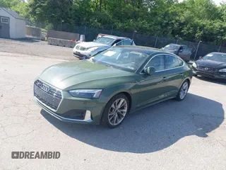 2022 Audi A5 Sportback Premium Plus z VIN WAUCBCF50NA032585, wystawiony jako IAAI lot #42234716 z przebiegiem 38 086 mil mil oraz . Historia ofert i sprzedaży dostępna na DreamBid. Obrazek 2.