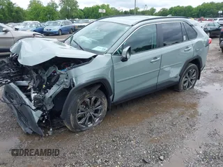 2023 Toyota RAV4 Hybrid XLE Premium z VIN 4T3B6RFV1PU120135, wystawiony jako IAAI lot #42371702 z przebiegiem 27 822 mil mil oraz . Historia ofert i sprzedaży dostępna na DreamBid. Obrazek 2.