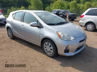 2013 Toyota Prius One z VIN JTDKDTB37D1051453, wystawiony jako IAAI lot #42510711 z przebiegiem Nie podano mil oraz . Historia ofert i sprzedaży dostępna na DreamBid. Obrazek 1.