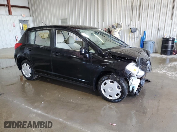 2007 Nissan Versa S z VIN 3N1BC13E47L404125, wystawiony jako Copart lot #57893205 z przebiegiem Nie podano mil oraz Szkoda całkowita • Salvage title. Historia ofert i sprzedaży dostępna na DreamBid. Obrazek 4.