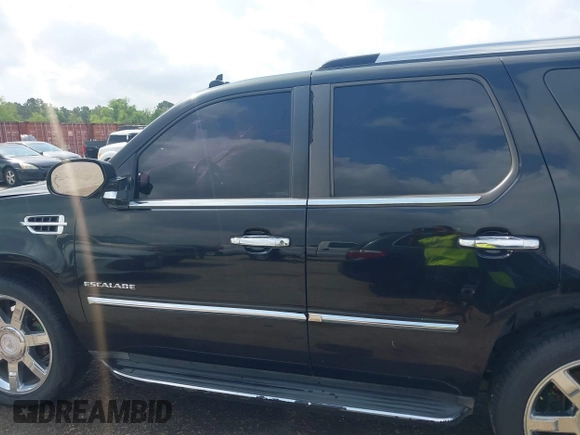 2010 Cadillac Escalade Luxury z VIN 1GYUCBEF1AR253353, wystawiony jako IAAI lot #42121803 z przebiegiem 210 321 mil mil oraz . Historia ofert i sprzedaży dostępna na DreamBid. Obrazek 14.