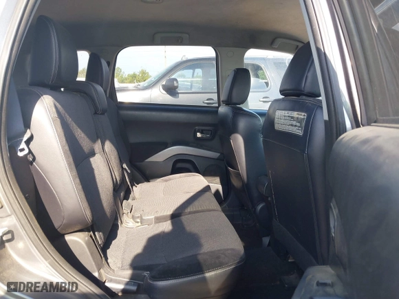 2011 Mitsubishi Outlander SE with VIN JA4AS3AWXBU022418, listed as a IAAI auction lot 40025021 with 188,695 mi miles. Bid and sale history available at carsss.com. Image 8.